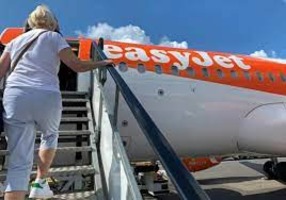 UK Airline easyJet Cuts Losses on Strong Demand